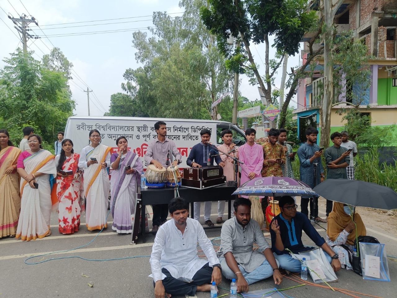 এবার মহাসড়কে রবীন্দ্র বিশ্ববিদ্যালয়ের নবীনবরণ, স্থায়ী ক্যাম্পাসের দাবি