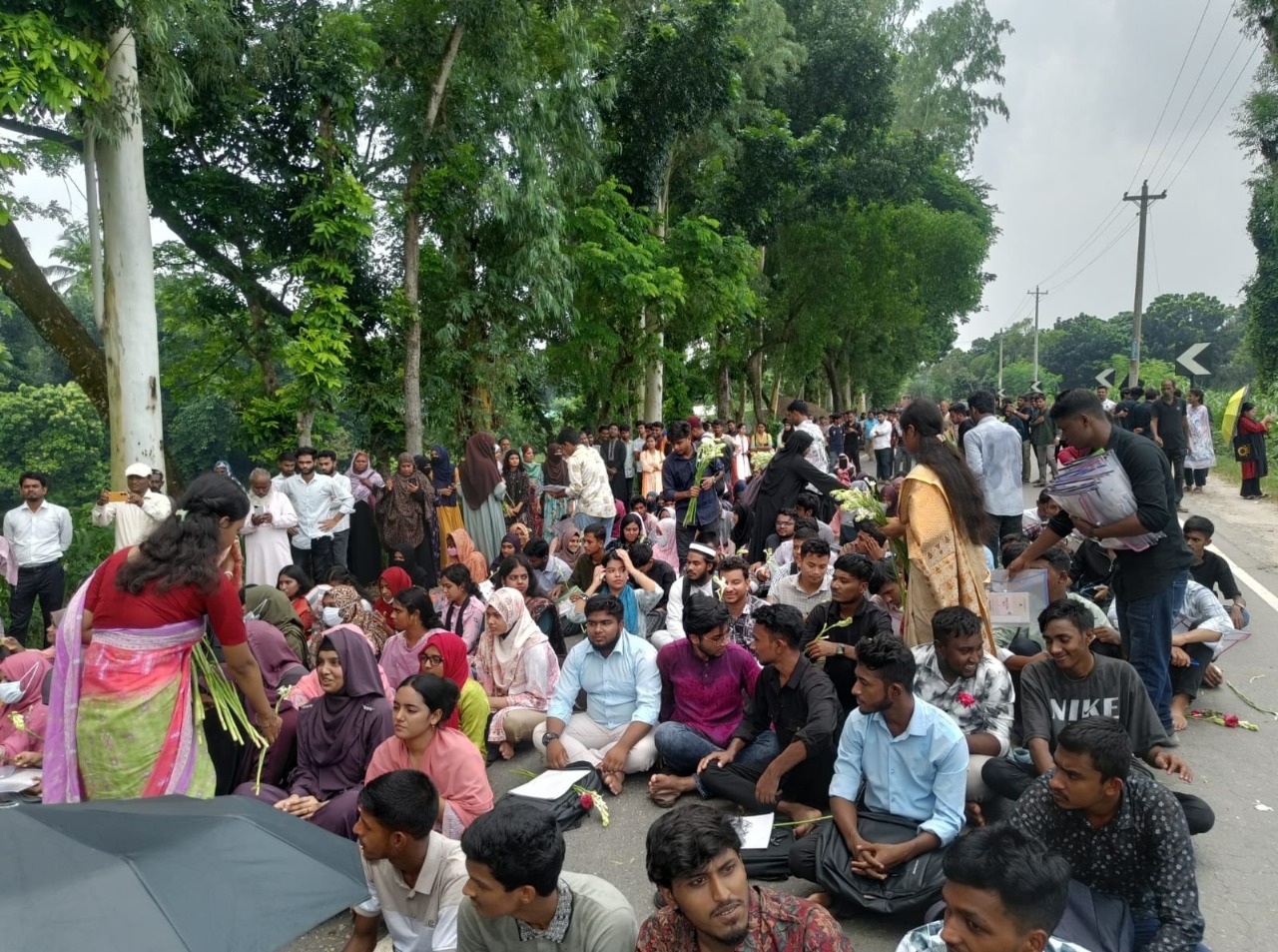মহাসড়কে রবীন্দ্র বিশ্ববিদ্যালয়ের নবীনবরণ। স্ট্রিম ছবি
