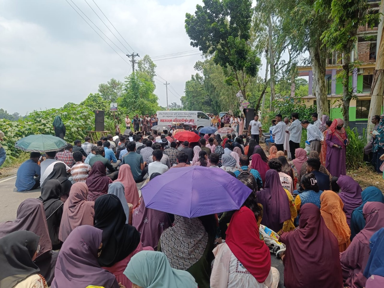 মহাসড়কে রবীন্দ্র বিশ্ববিদ্যালয়ের নবীনবরণ। স্ট্রিম ছবি