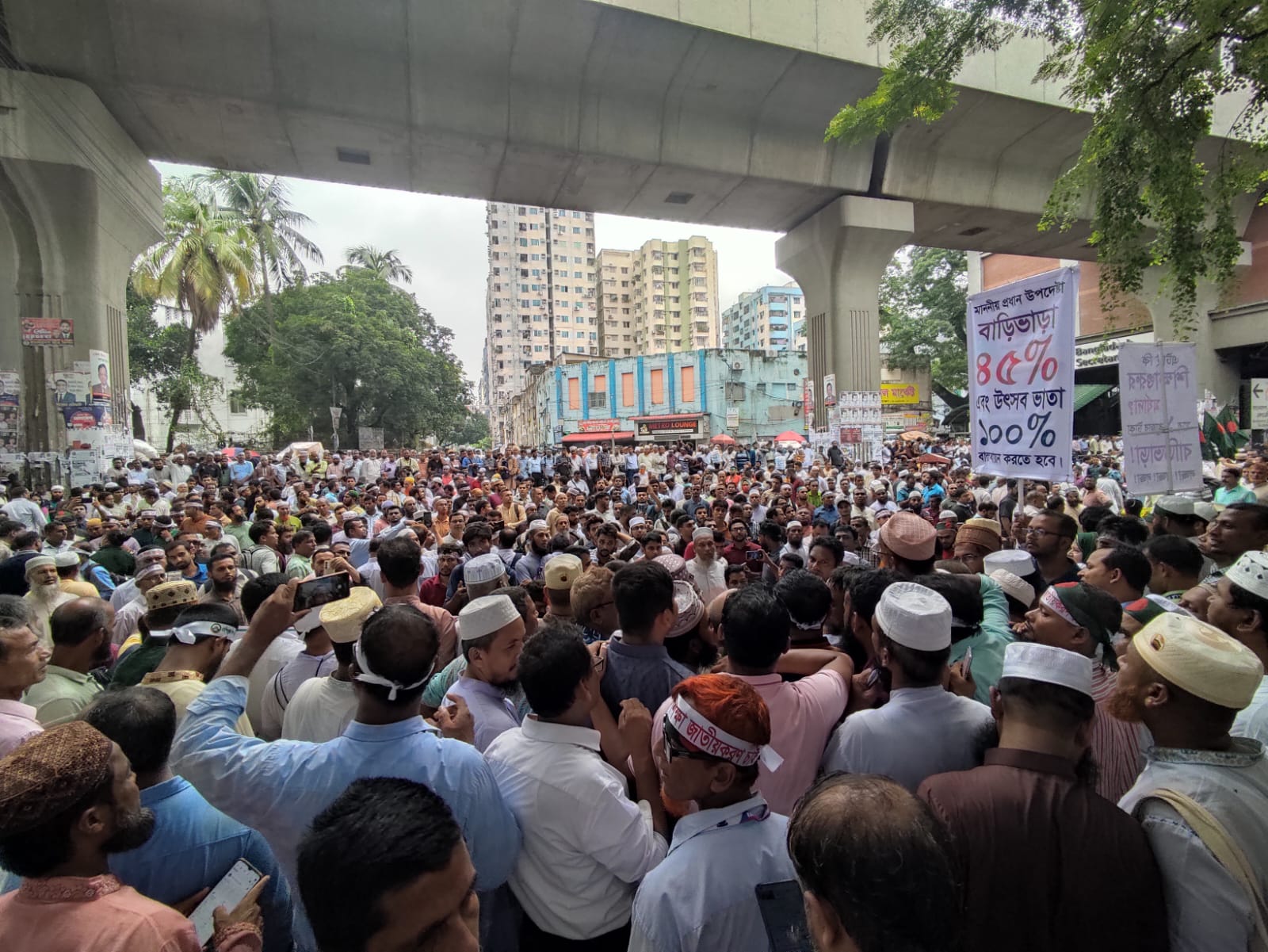 প্রেসক্লাবে শিক্ষকদের সমাবেশ, যানজট-ভোগান্তি। স্ট্রিম ছবি