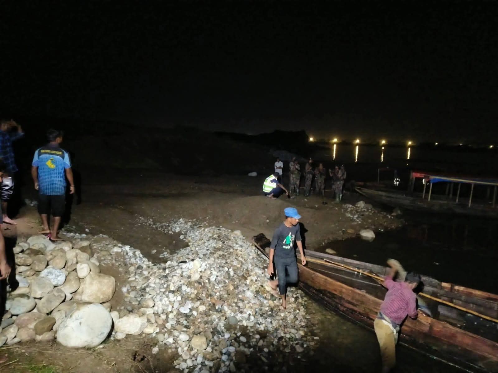 বুধবার রাতে প্রায় ১২ হাজার ঘনফুট পাথর উদ্ধার করে পুনঃস্থাপন করা হয়েছে। সংগৃহীত ছবি