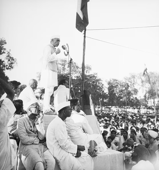 বক্তৃতা দিচ্ছেন জওহরলাল নেহরু। সংগৃহীত ছবি