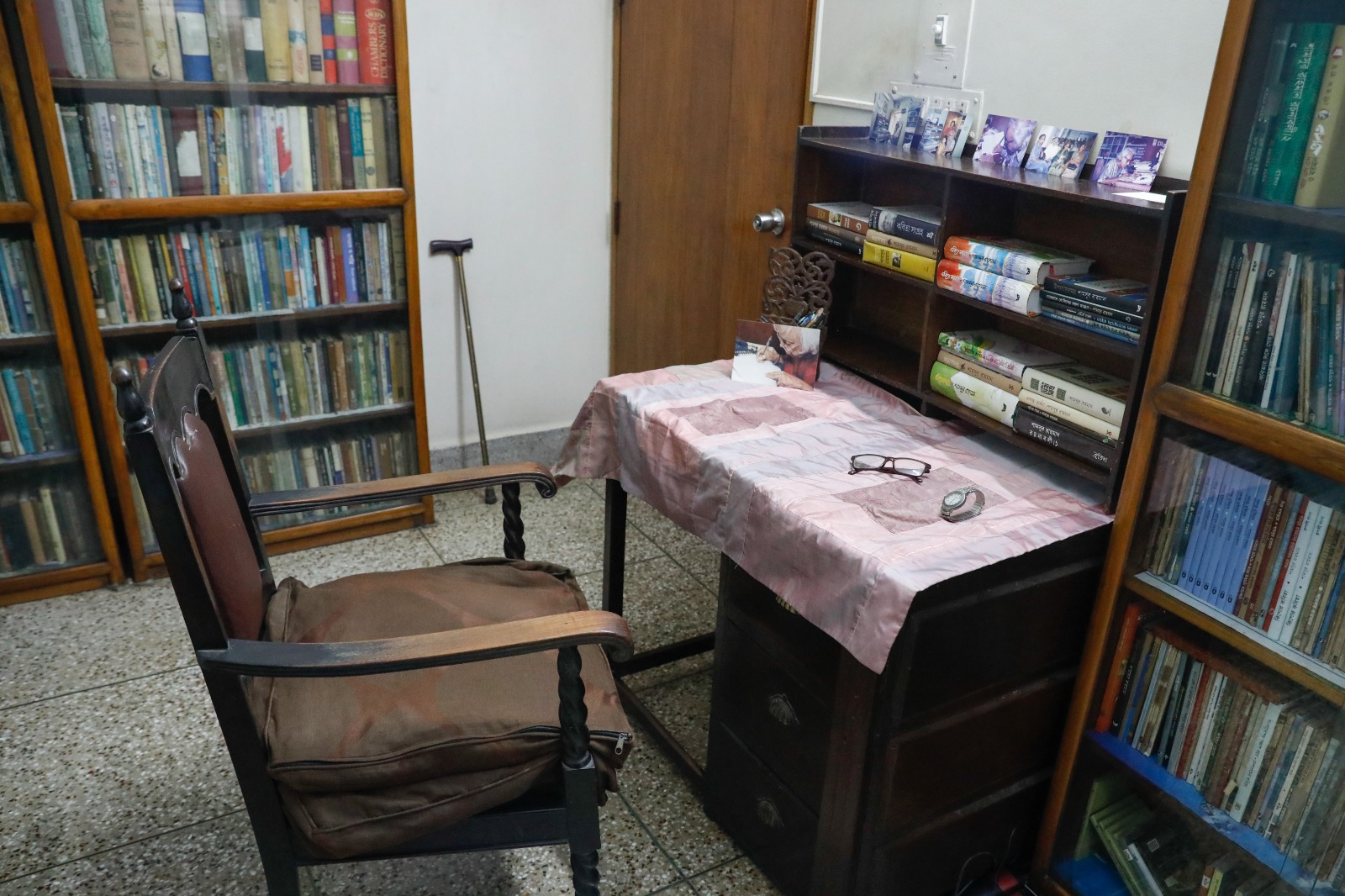 কবি শামসুর রাহমানের লেখার টেবিল, তাঁর ব্যবহার করা ঘড়ি ও চশমা। ছবি: আশরাফুল আলম