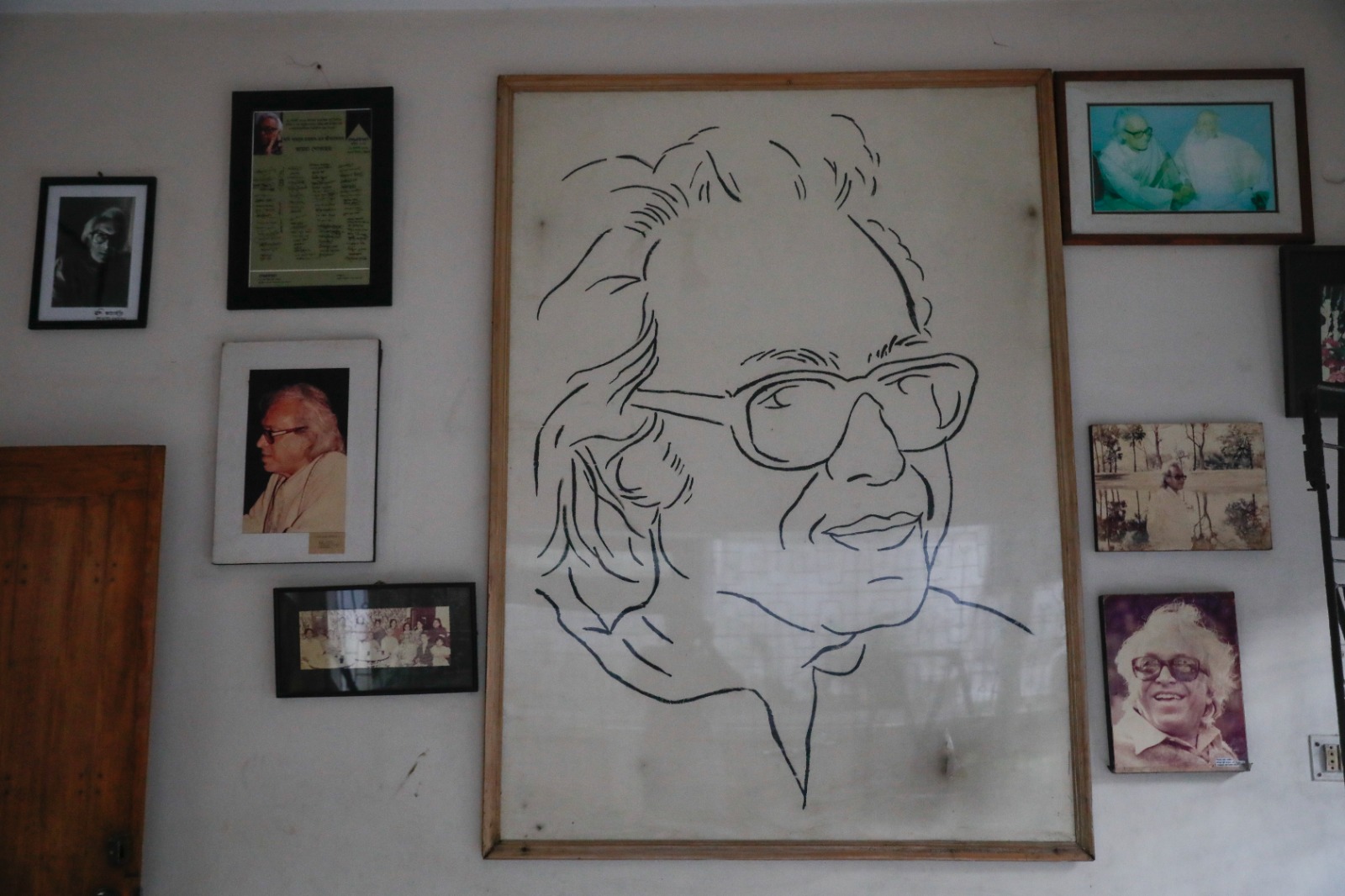 কবি শামসুর রাহমানের বাসায় তাঁর আলোকচিত্র সম্বলিত দেয়াল। ছবি: আশরাফুল আলম