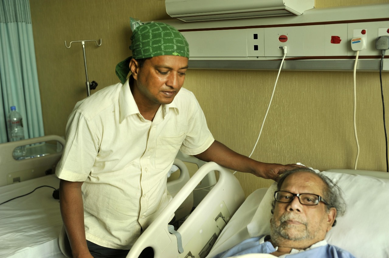 অসুস্থ হয়ে ইউনাইটেড হাসপাতালে ভর্তি মুর্তজা বশীর। ছবি: লেখক
