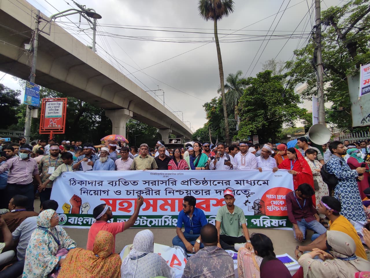 যানজটের শহরে সড়ক অবরোধ, কী কী ক্ষতি হচ্ছে ঢাকাবাসীর