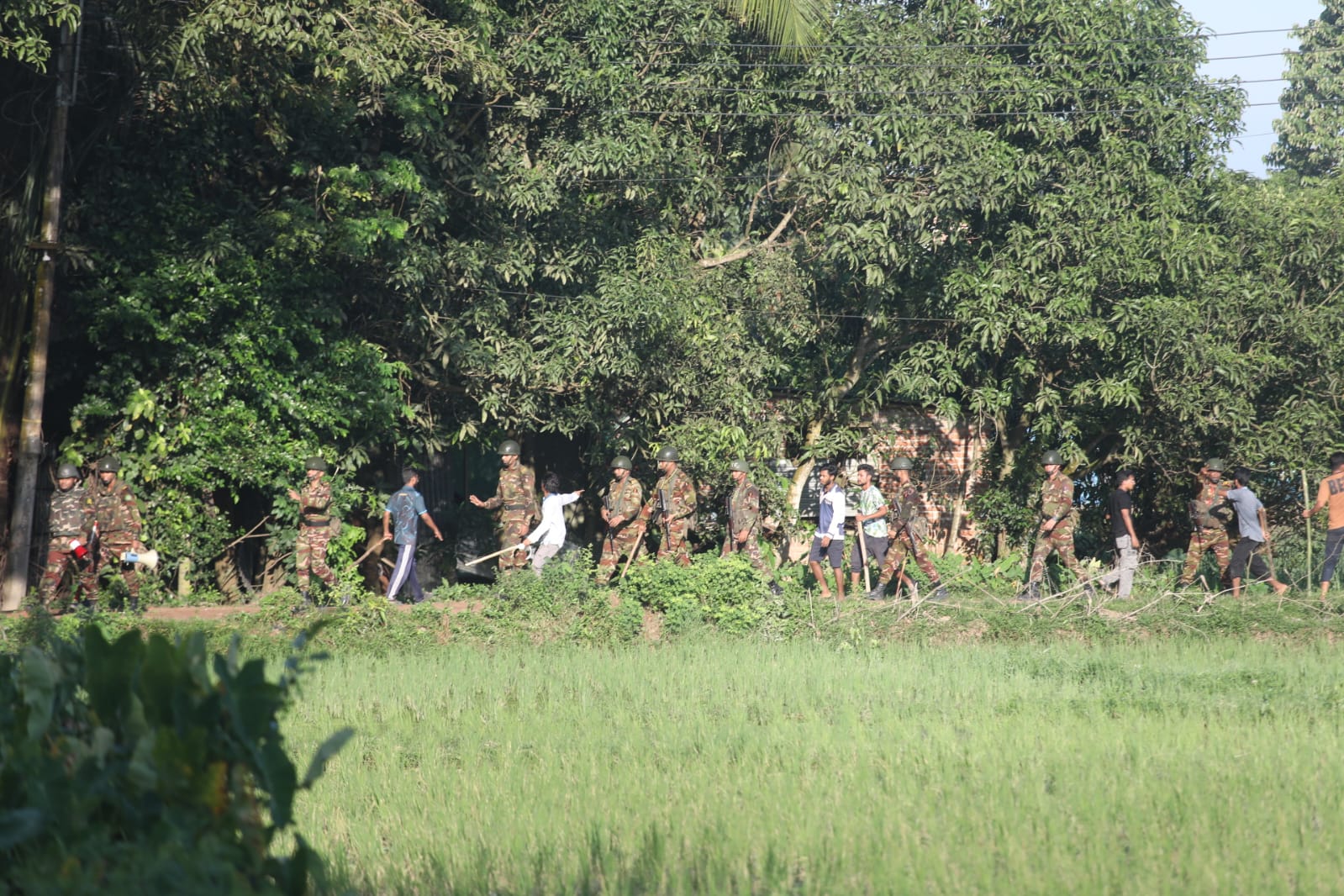 সংঘর্ষ থামাতে ঘটনাস্থলে যান সেনাবাহিনীর সদস্যরা। স্ট্রিম ছবি