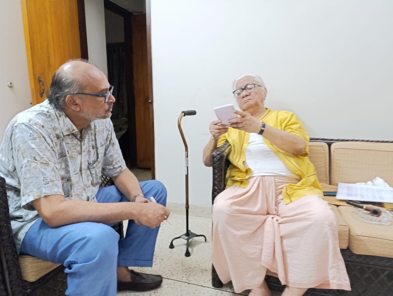 বদরুদ্দীন উমরের সঙ্গে লেখক। ছবি: সংগৃহীত