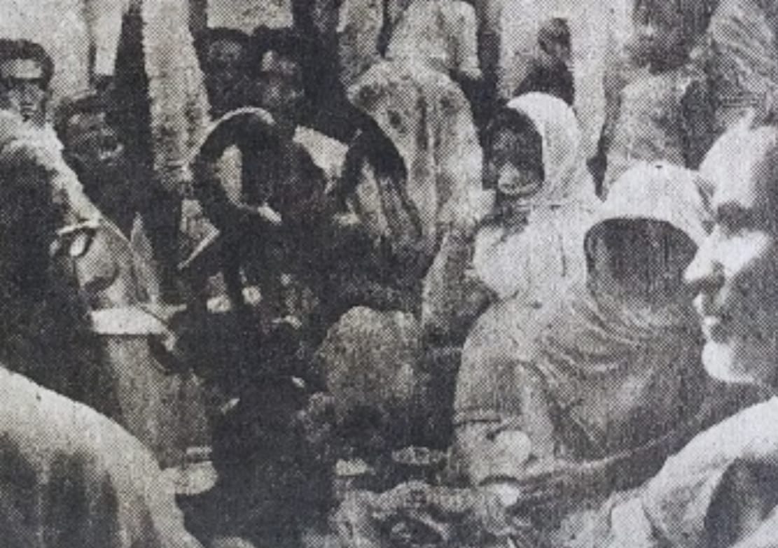 হাইকোর্টের মাজারে নূরা পাগলার গানের মজমা। ১৯৭৩ সালের বিচিত্রায় প্রকাশিত। ছবি: হক ফারুখের সংগ্রহশালা থেকে