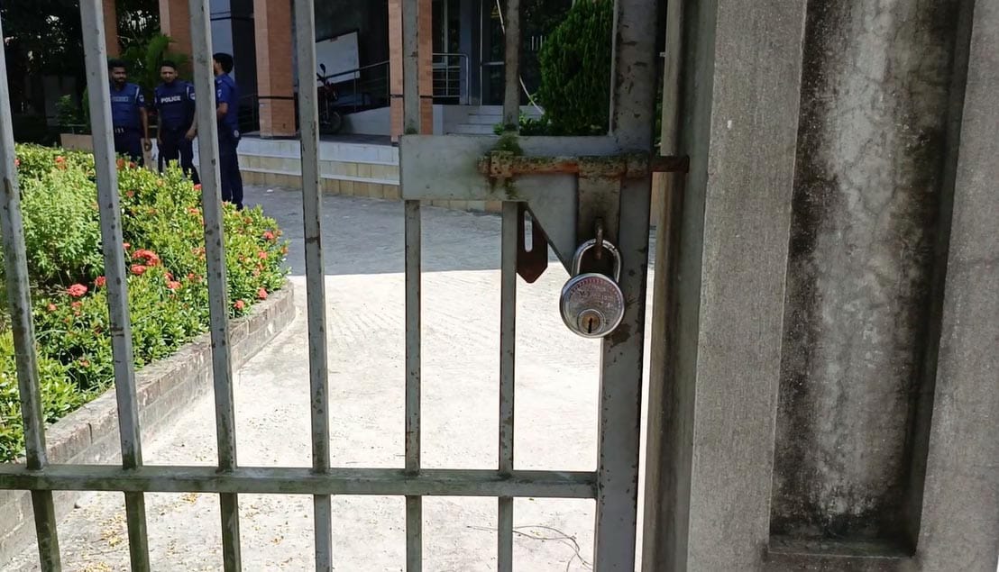 বাগেরহাটে হরতালের সমর্থনে আদালাত গেটে তালা লাগিয়ে দেয় আন্দোলনকারীরা। স্ট্রিম ছবি