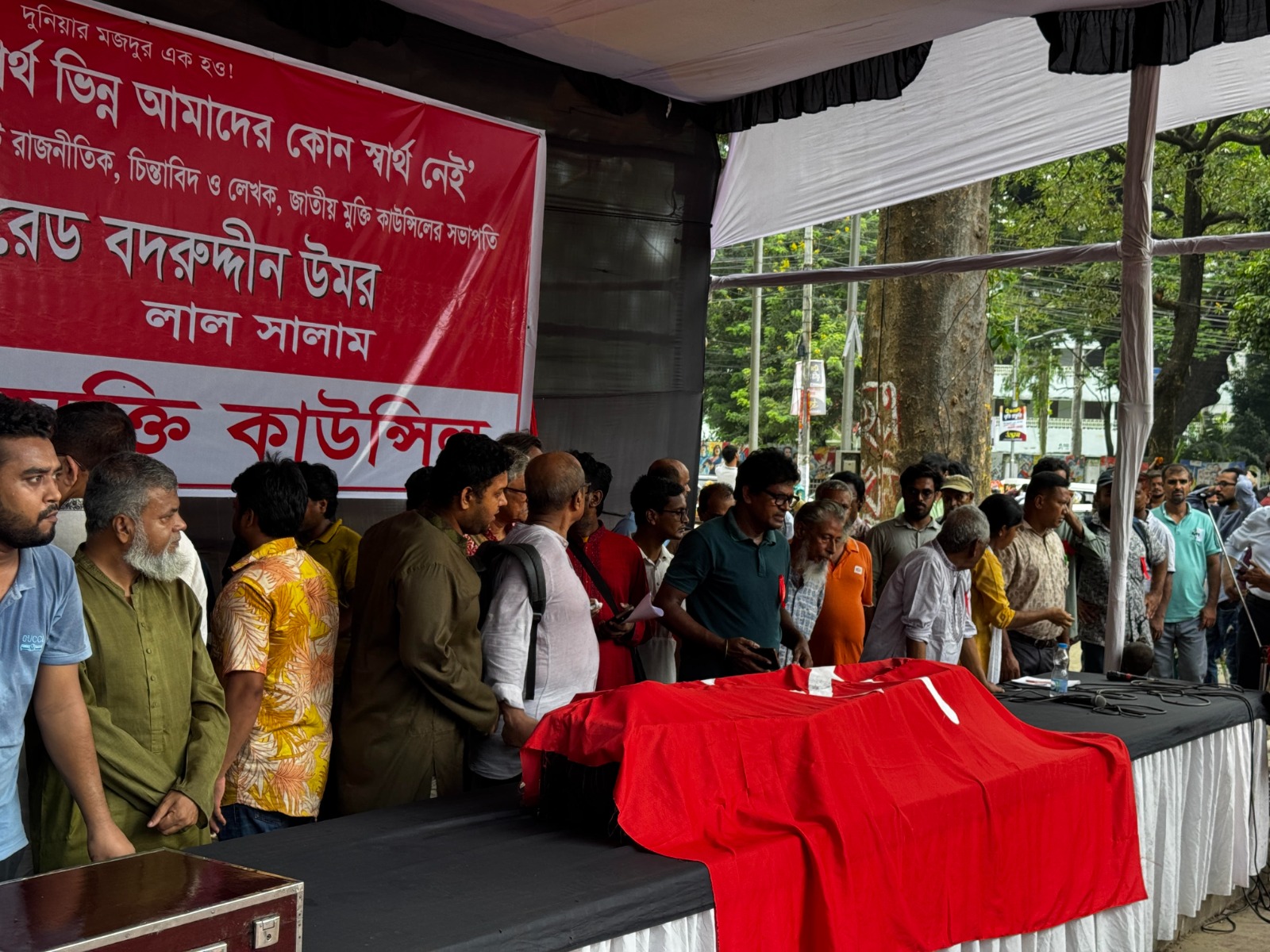 বদরউদ্দিন উমরের শেষযাত্রায় কয়েকজন সহযোদ্ধার সঙ্গে কথা। স্ট্রিম ছবি