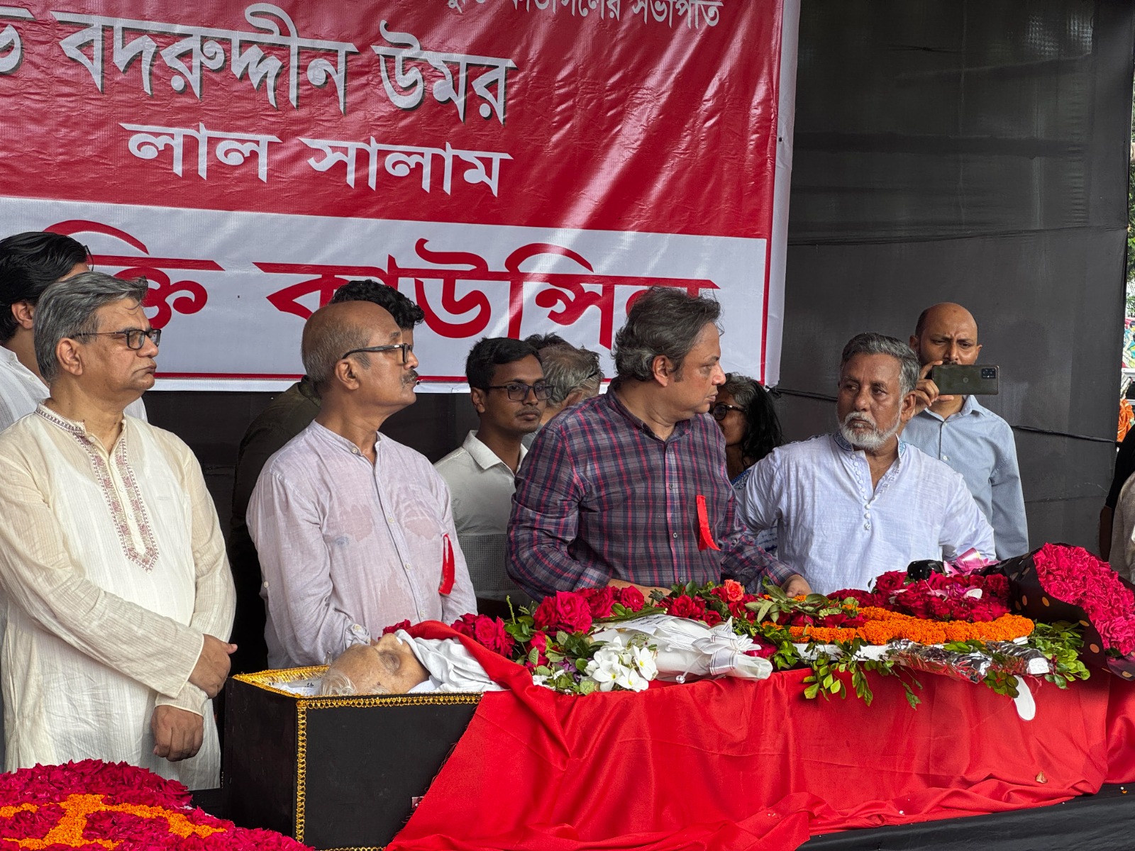 বদরউদ্দিন উমরের শেষযাত্রায় কয়েকজন সহযোদ্ধার সঙ্গে কথা। স্ট্রিম ছবি