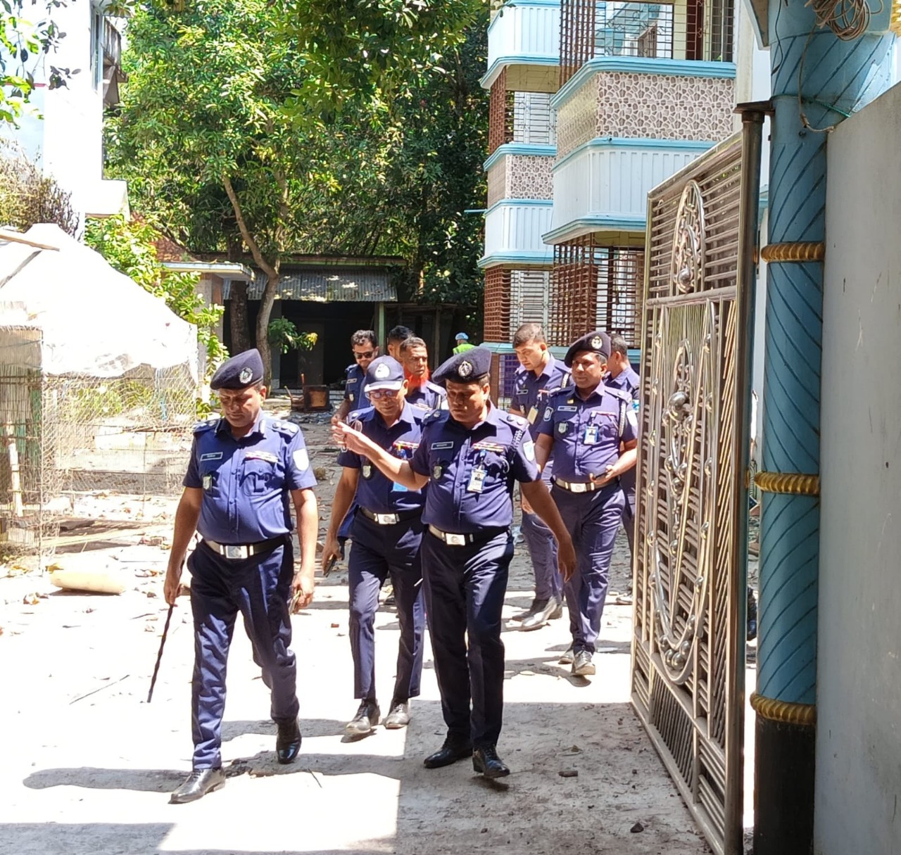 গোয়ালন্দে নুরাল পাগলার দরবার সোমবার পরিদর্শন করেন পুলিশের ঢাকা রেঞ্জের অতিরিক্ত ডিআইজি ছিদ্দিকুর রহমান। স্ট্রিম ছবি