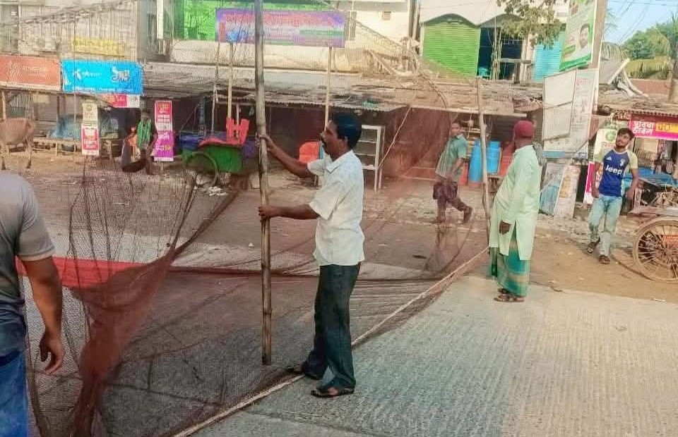 বাগেরহাটে বুধবার হরতালে সড়ক অবরোধ করা জাল দিয়ে। স্ট্রিম ছবি