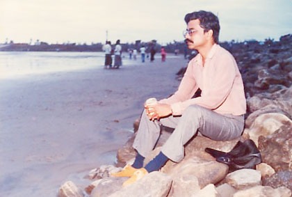 ১৯৮৬ সালে কক্সবাজার সমুদ্র সৈকতে শহীদুল জহির। ছবি: সংগৃহীত