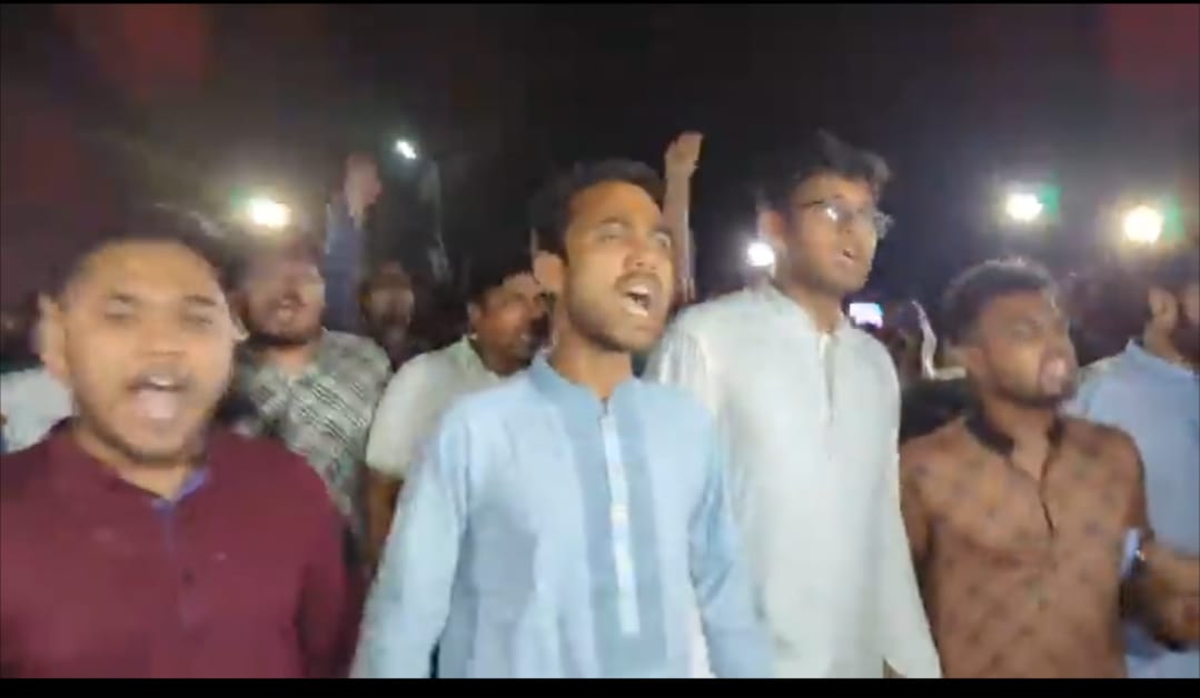 জাকসু নির্বাচন বর্জন করে বিক্ষোভ করছে ছাত্রদল। স্ট্রিম ছবি