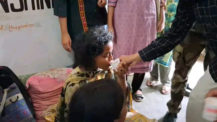 চবিতে শুক্রবার শিক্ষার্থীদের অনশন ভাঙান উপাচার্য। স্ট্রিম ছবি