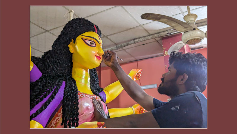 নবমীতে ঢাকেশ্বরী মন্দিরে ভিড়, আনন্দ-বিষাদে ভরা ভক্তদের মন
