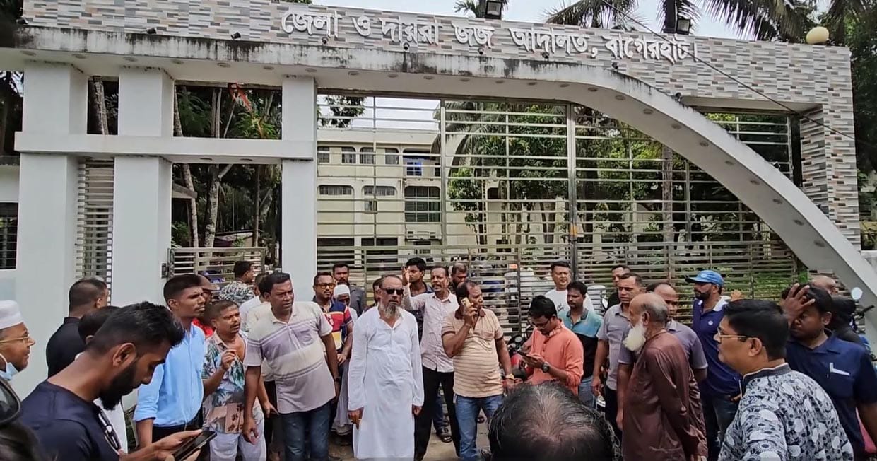 বাগেরহাট আদালতসহ বিভিন্ন সরকারি দপ্তরে তালা দেয় বিক্ষুব্ধরা। স্ট্রিম ছবি