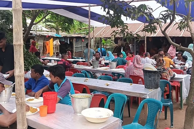 রাজশাহীর পবা উপজেলার বামনশিকড় গ্রামে চল্লিশার আয়োজন করা হয়। ছবি: সংগৃহীত