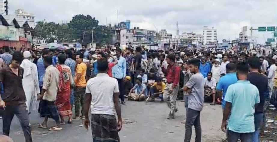 ভাঙ্গায় মহাসড়কের একাধিক স্থান দখল করেছে বিক্ষুব্ধরা। স্ট্রিম ছবি
