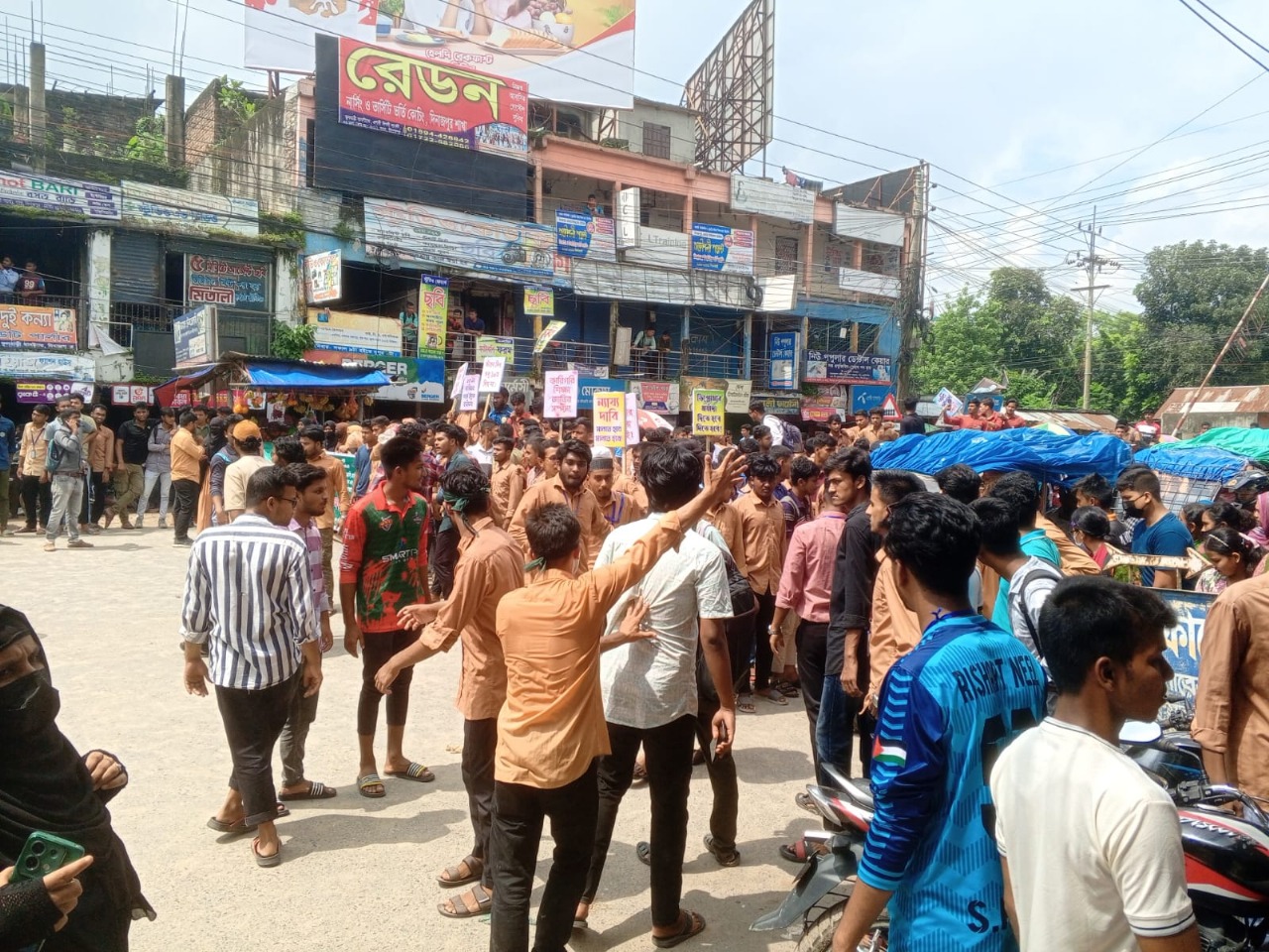 দিনাজপুরের ফুলবাড়ী বাসস্ট্যান্ড এলাকায় শিক্ষার্থীদের মহাসড়ক অবরোধ। স্ট্রিম ছবি