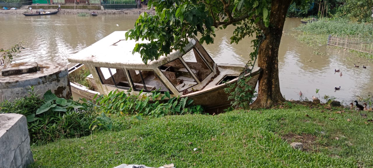 পড়ে থেকে নষ্ট হয়েছে শাল্লা স্বাস্থ্য কমপ্লেক্সের নৌ-অ্যাম্বুলেন্সটি। স্ট্রিম ছবি