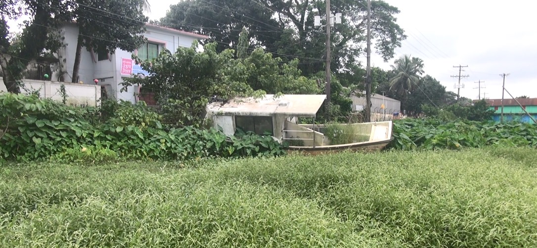 জামালগঞ্জ স্বাস্থ্য কমপ্লেক্সের নৌ-অ্যাম্বুলেন্সটি এখন ব্যবহার অযোগ্য। স্ট্রিম ছবি