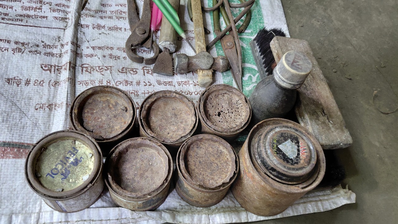 প্রদীপ লালের ব্যবহৃত সরঞ্জাম। স্ট্রিম ছবি