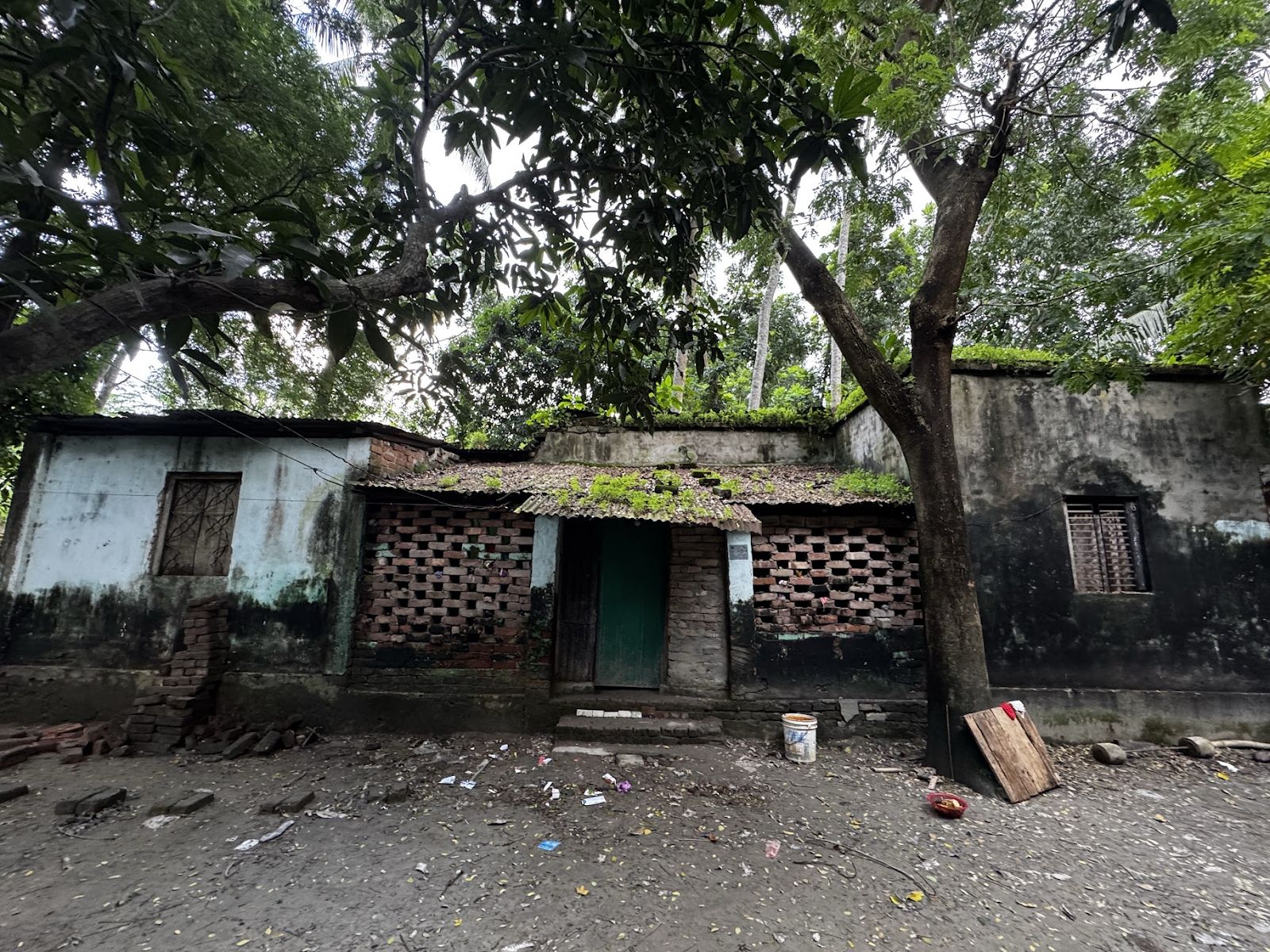 বর্তমানে শেখ হাসিনার মালিকানায় থাকা পরিত্যাক্ত এই বসতভিটার একসময়ে মালিক ছিলেন শান্তি পদ দাস। জমি বিক্রির পর তাঁর পরিবার এখন ভারতের পশ্চিমবঙ্গের হাবড়ায় থাকেন বলে জানা গেছে। স্ট্রিম ছবি