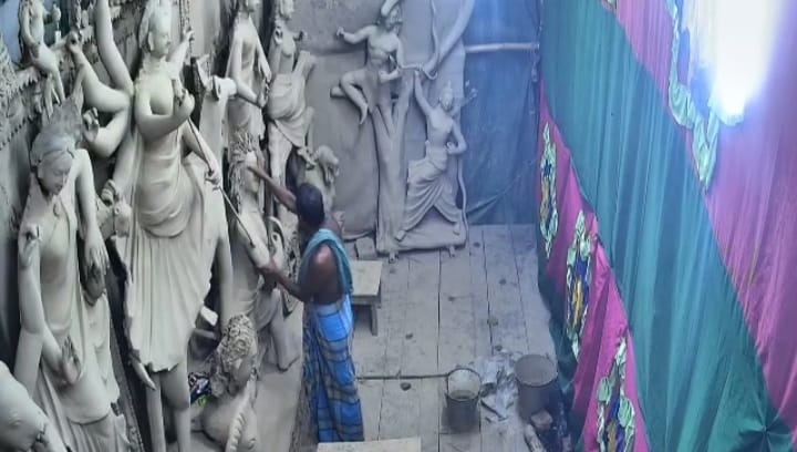 শৈলকুপার হরিতলা সর্বজনীন পূজা মন্দিরে রাতে প্রতিমা ভাঙেন মনজের আলী। সিভি টিভি ফুটেজ থেকে নেওয়া ছবি।