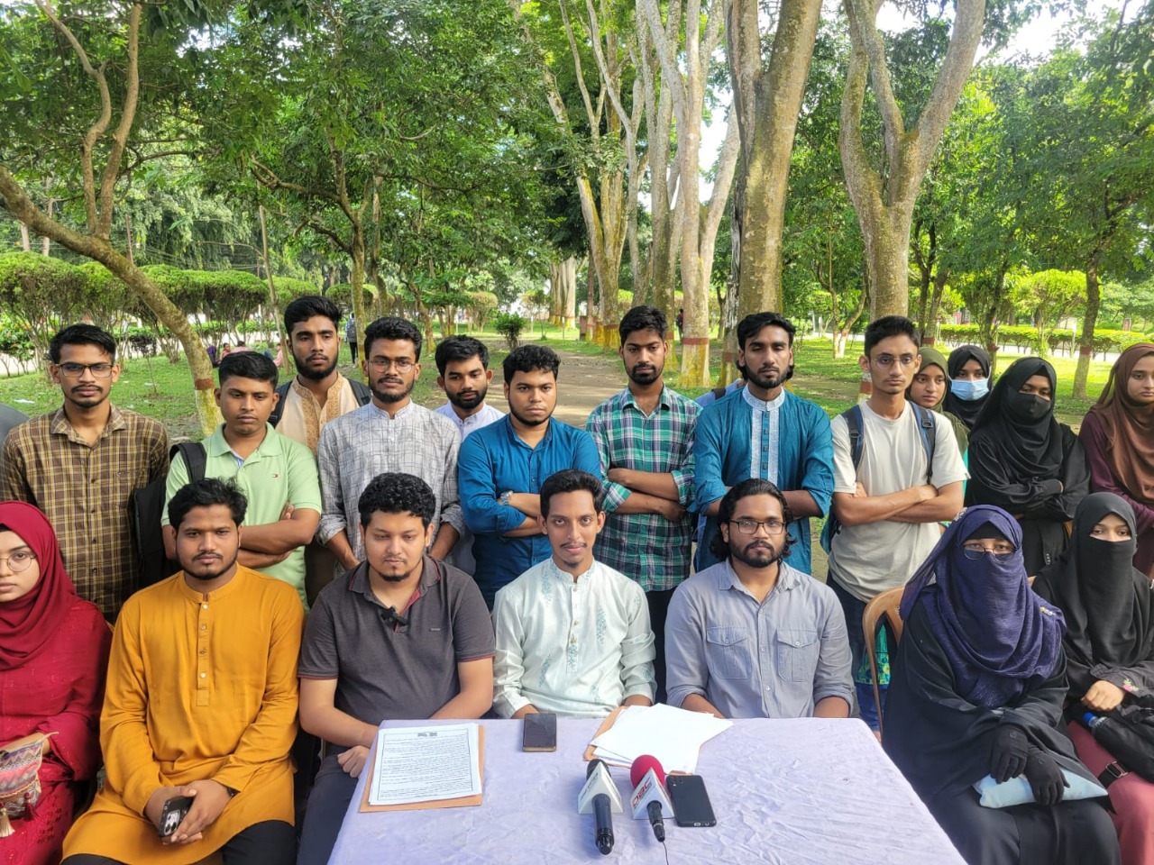 ইসলামী বিশ্ববিদ্যালয়ে জরিপের ফলাফল প্রকাশে এক সংবাদ সম্মেলন করেন প্ল্যাটফর্মটির সদস্যরা। স্ট্রিম ছবি