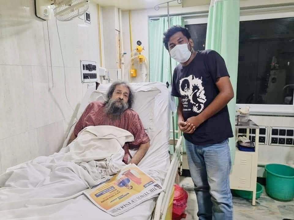 হাসপাতালের বিছানায় তাপস বাপী দাসের সঙ্গে লেখক। ছবি: লেখকের সৌজন্যে