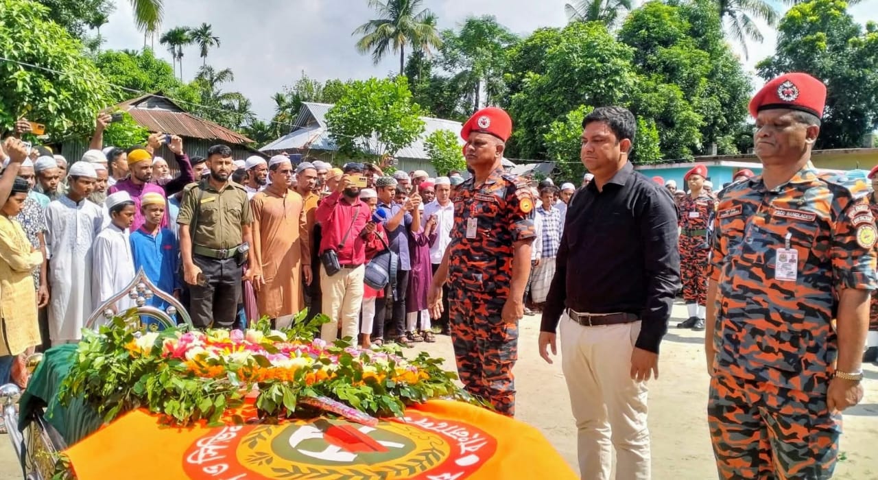 ফায়ার ফাইটার শামীম আহমেদের কফিনে রাষ্ট্রীয় শ্রদ্ধা। স্ট্রিম ছবি