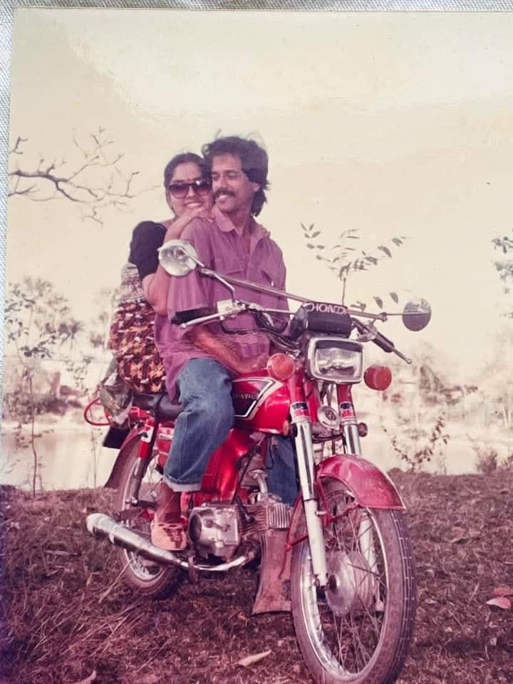 হোন্ডা মোটরসাইকেলে চড়ে আছেন নাট্যকার বৃন্দাবন দাস এবং শাহনাজ খুশি। নব্বই দশকের ছবি। ছবি: সংগৃহীত