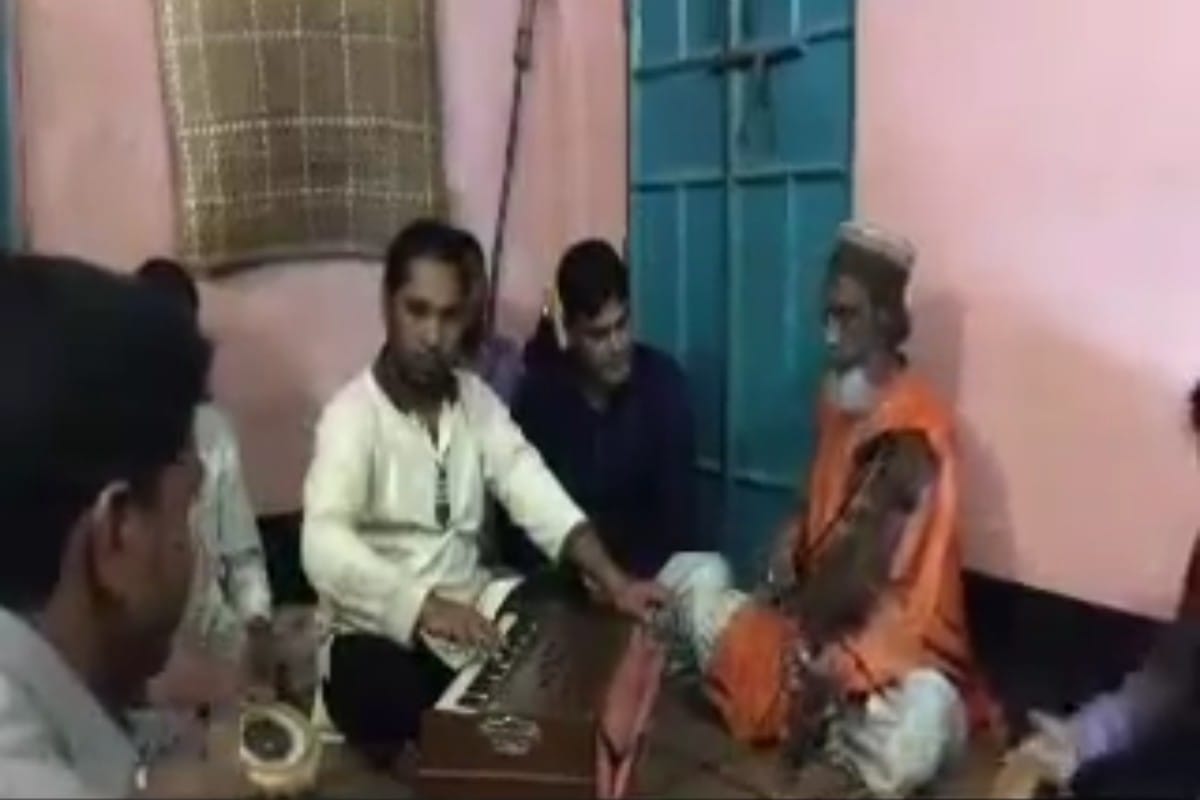 গান গাইছেন বাউল খোয়াজ মিয়া। ভিডিও থেকে নেওয়া ছবি।