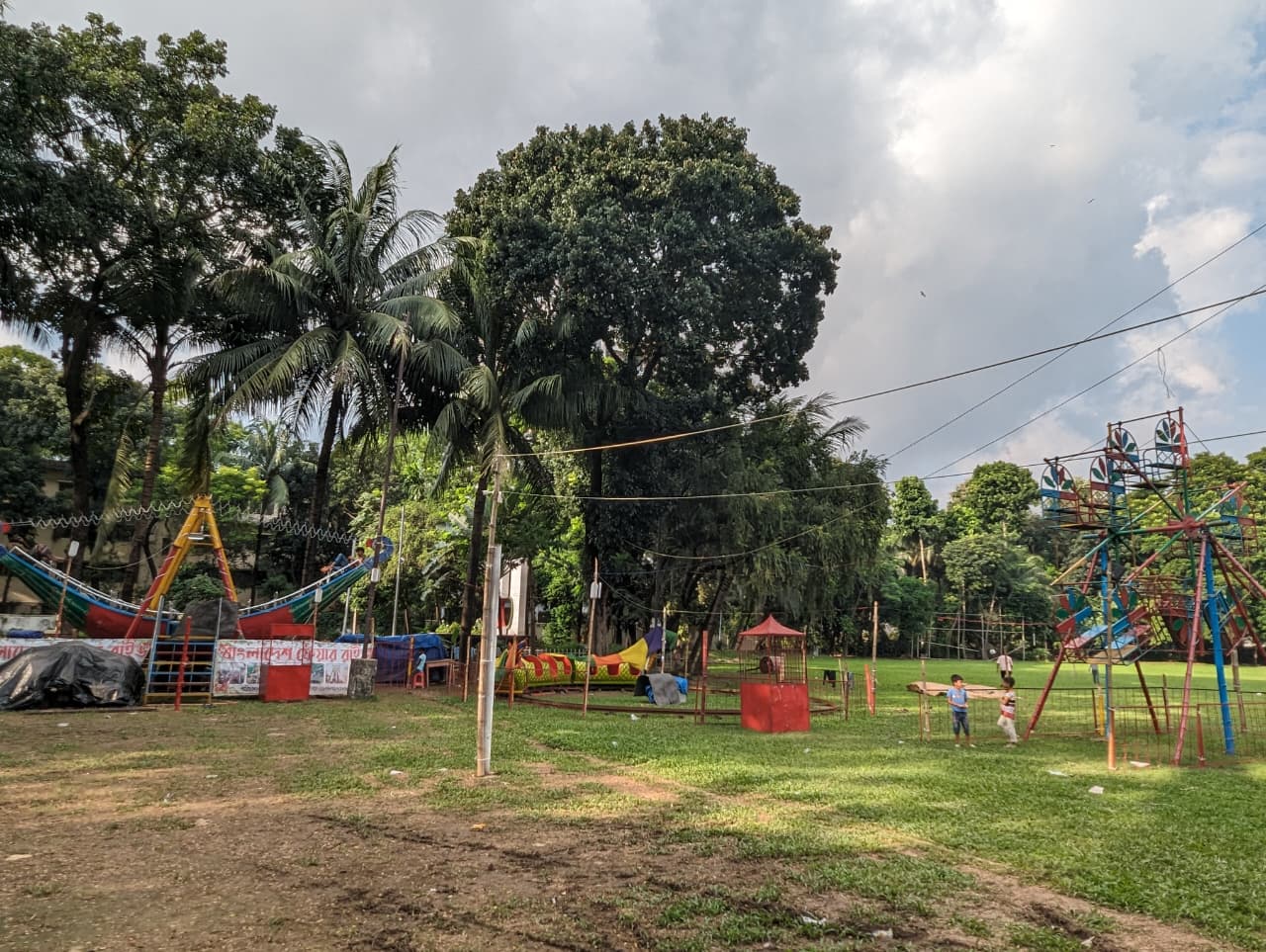 দুর্গাপূজা উপলক্ষে সাজসাজ রব জগন্নাথ হল জুড়ে। স্ট্রিম ছবি
