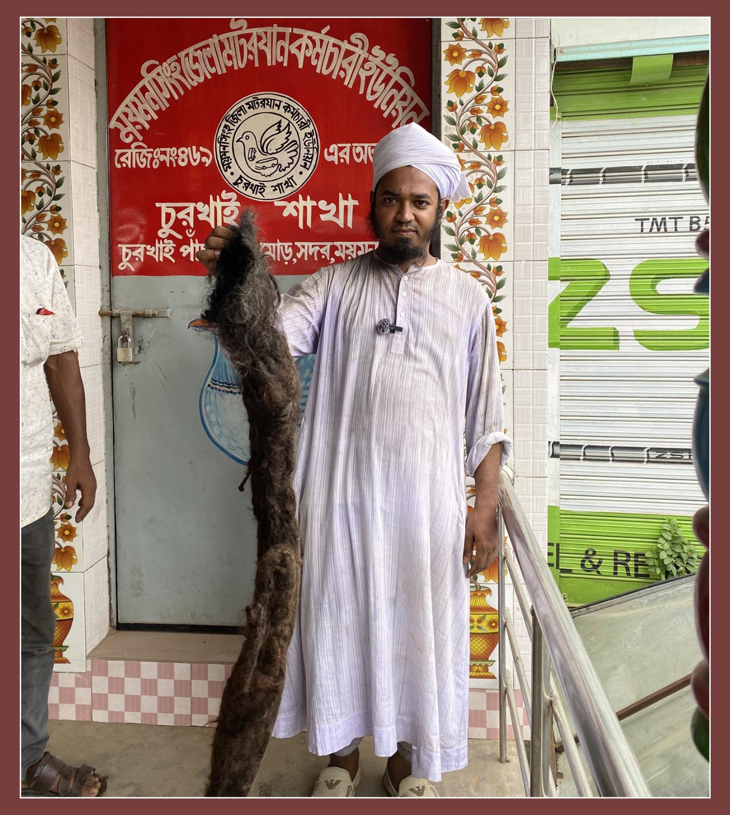 জটা চুল হাতে মোহাম্মদ কামরুজ্জামান রিয়াজ। সংগৃহীত ছবি
