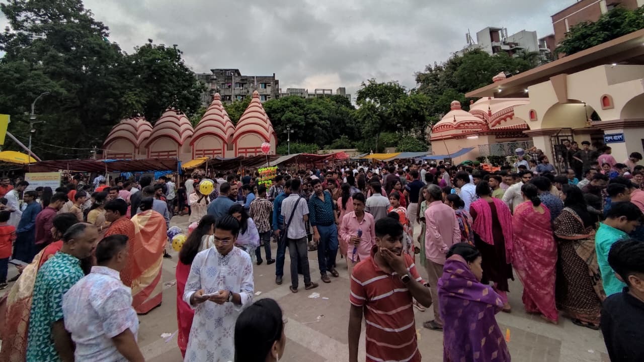 ঢাকেশ্বরী মন্দির চত্বরে হাজারো মানুষের ভিড়৷ স্ট্রিম ছবি