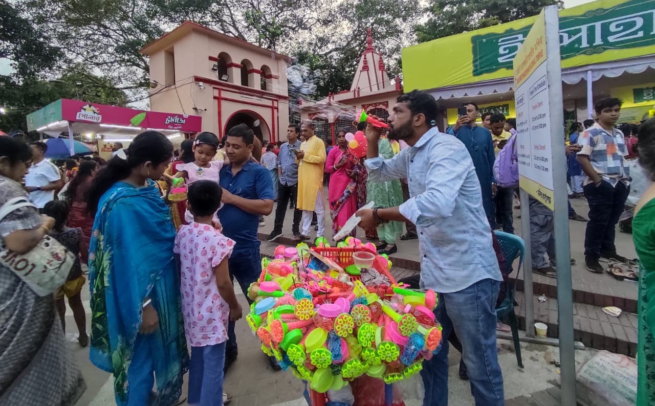 মন্দির চত্বরে বসেছে মেলা। স্ট্রিম ছবি