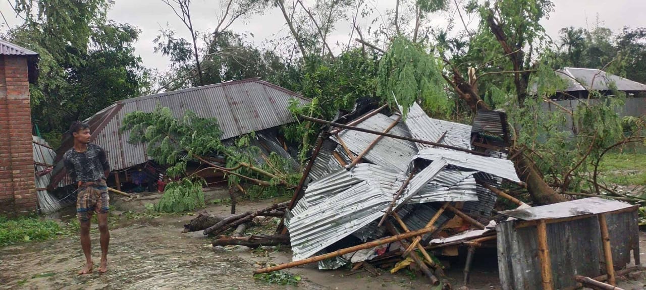 গঙ্গাচড়ায় ঝড়ে ঘরবাড়ির সঙ্গে ভেঙে পড়েছে অনেক গাছ। স্ট্রিম ছবি