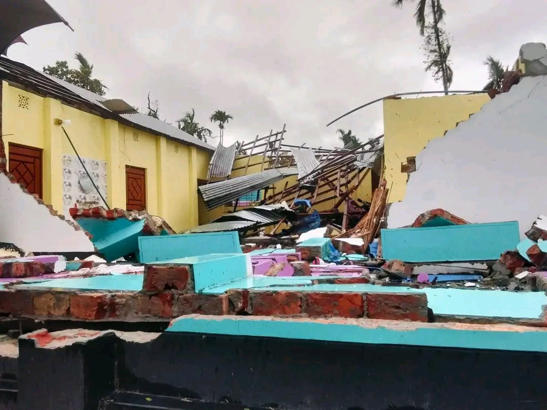 কিশোরগঞ্জে ঝড়ে রক্ষা পায়নি আধাপাকা ঘরও। স্ট্রিম ছবি