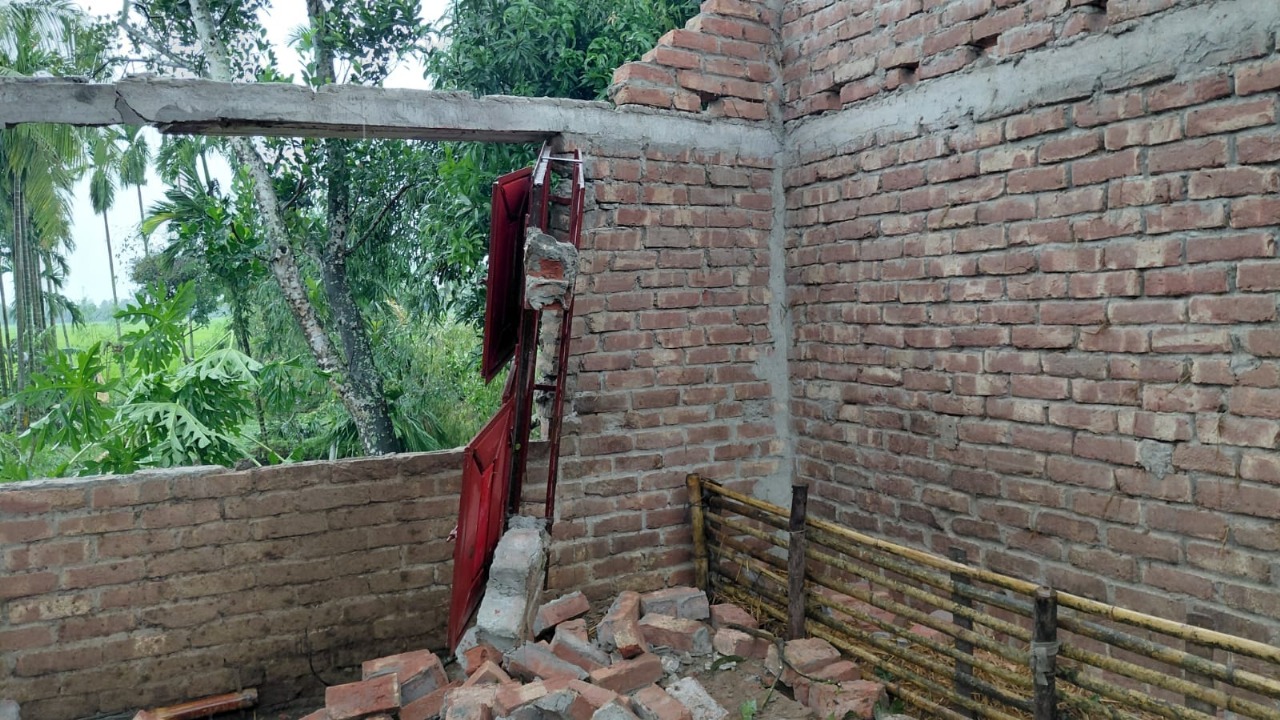 গঙ্গাচড়ায় ঝড়ে ভেঙে পড়েছে আধাপাকা ঘর। স্ট্রিম ছবি