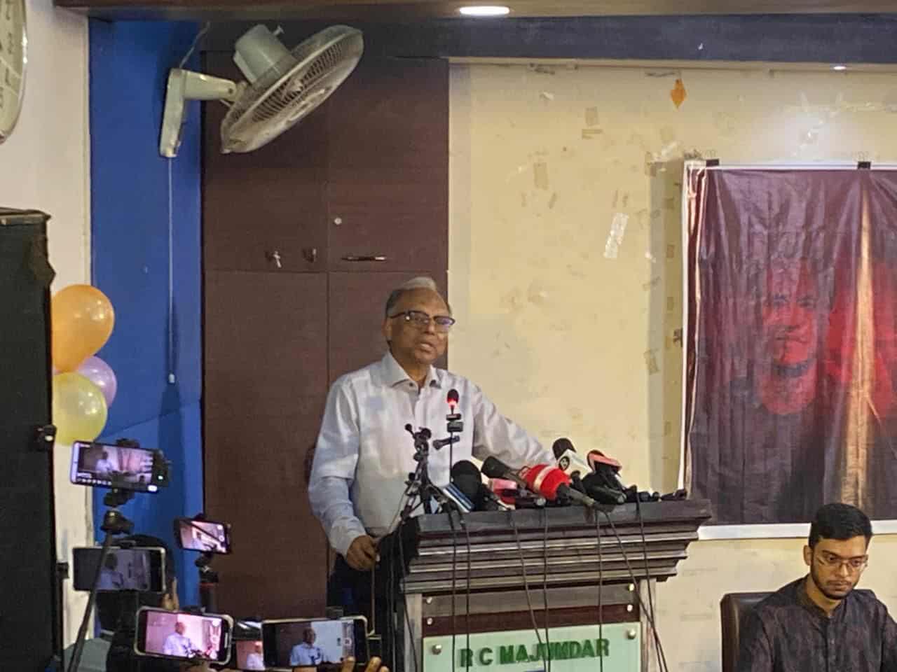 সেমিনারে প্রধান অতিথি হিসেবে ছিলেন আমার দেশ পত্রিকার সম্পাদক মাহমুদুর রহমান। স্ট্রিম ছবি
