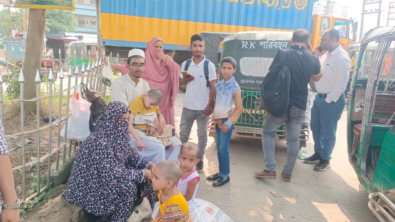 গণপরিবহন না থাকায় স্টেশনে যাত্রীদের দুর্ভোগ। স্ট্রিম ছবি