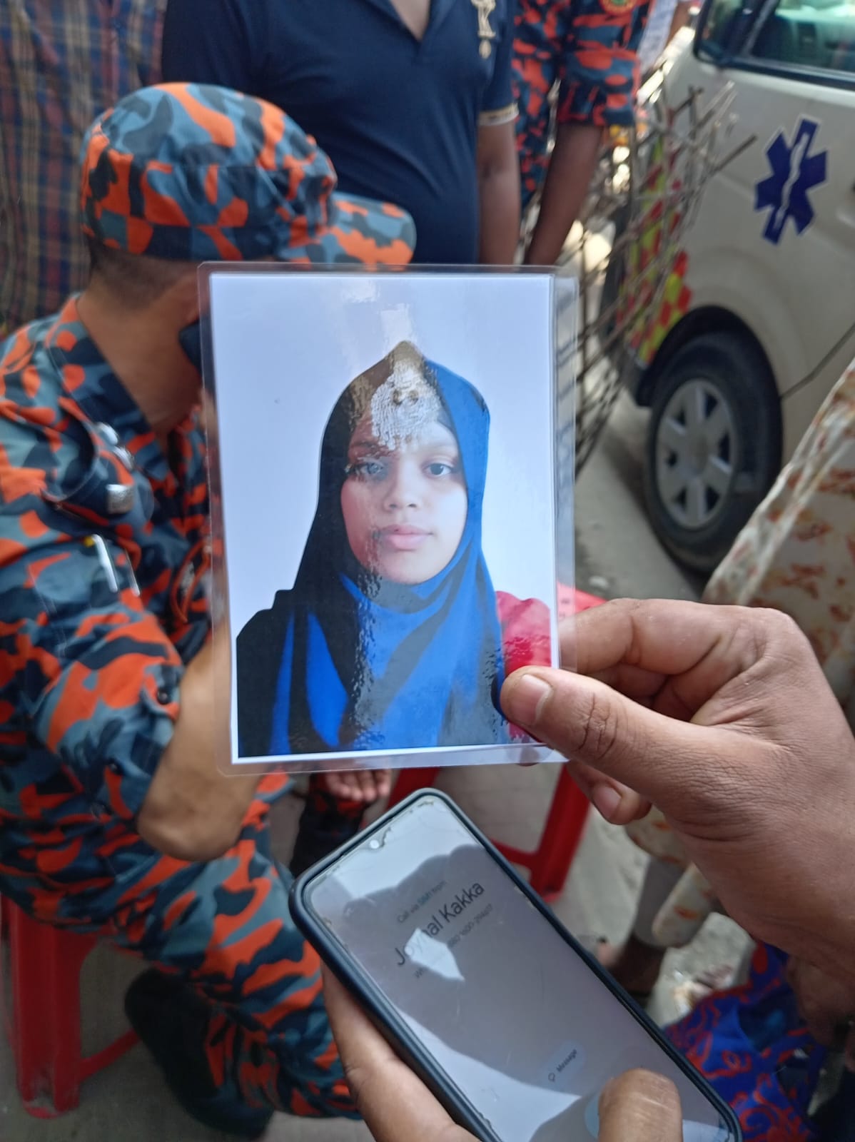 লালমনিরহাটের আব্দুল কাইয়ুম তাঁর শ্যালিকা মৌসুমী আক্তারের খোঁজে গতকাল থেকেই অবস্থান করছেন। স্ট্রিম ছবি