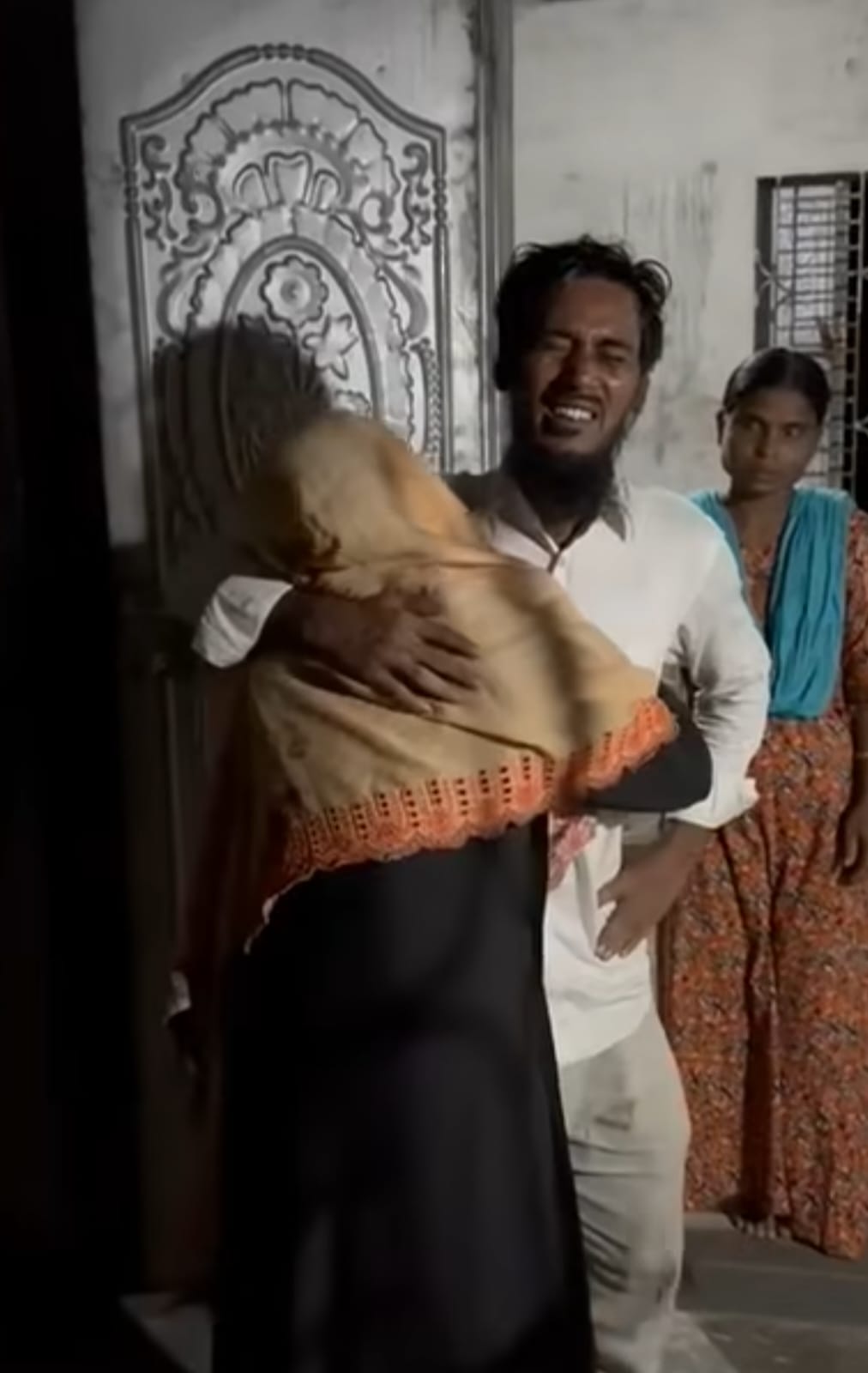 রিপন মিয়া তাঁর মাকে জড়িয়ে ধরে কাঁদছেন। ছবি: ভিডিও থেকে