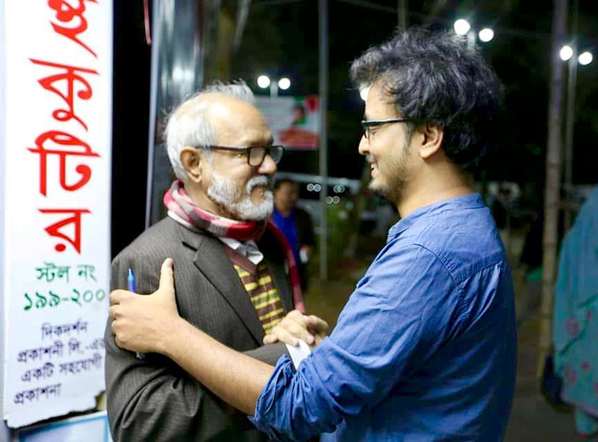 লেখকের সঙ্গে রকিব হাসান। ছবি: লেখকের সৌজন্যে