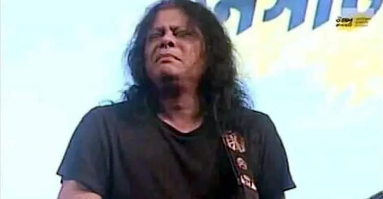 ২০১৮ সালের ১৮ অক্টোবর কনসার্টে গান গাওয়ার সময় আইয়ুব বাচ্চুর শোকে প্রকাশ্যে কেঁদেছিলেন জেমস। সংগৃহীত ছবি