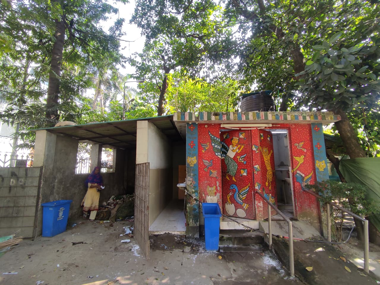 বাংলাদেশ শিল্পকলা অ্যাকাডেমির মাঠের গণশৌচাগার। স্ট্রিম ছবি